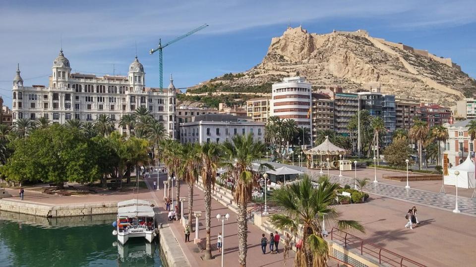 Seaside Serenity: Bright Apartment with Pool and City Proximity Alicante Exterior photo